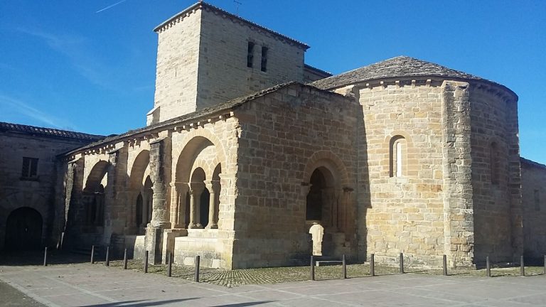 Iglesia románica de Nuestra Señora de la Purificación de Gazólaz con su pórtico de arcos