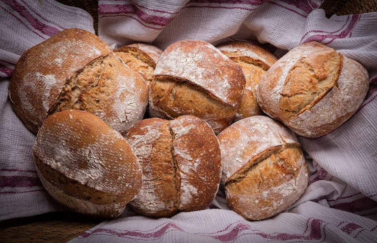 Hogazas de pan de masa madre recién horneadas