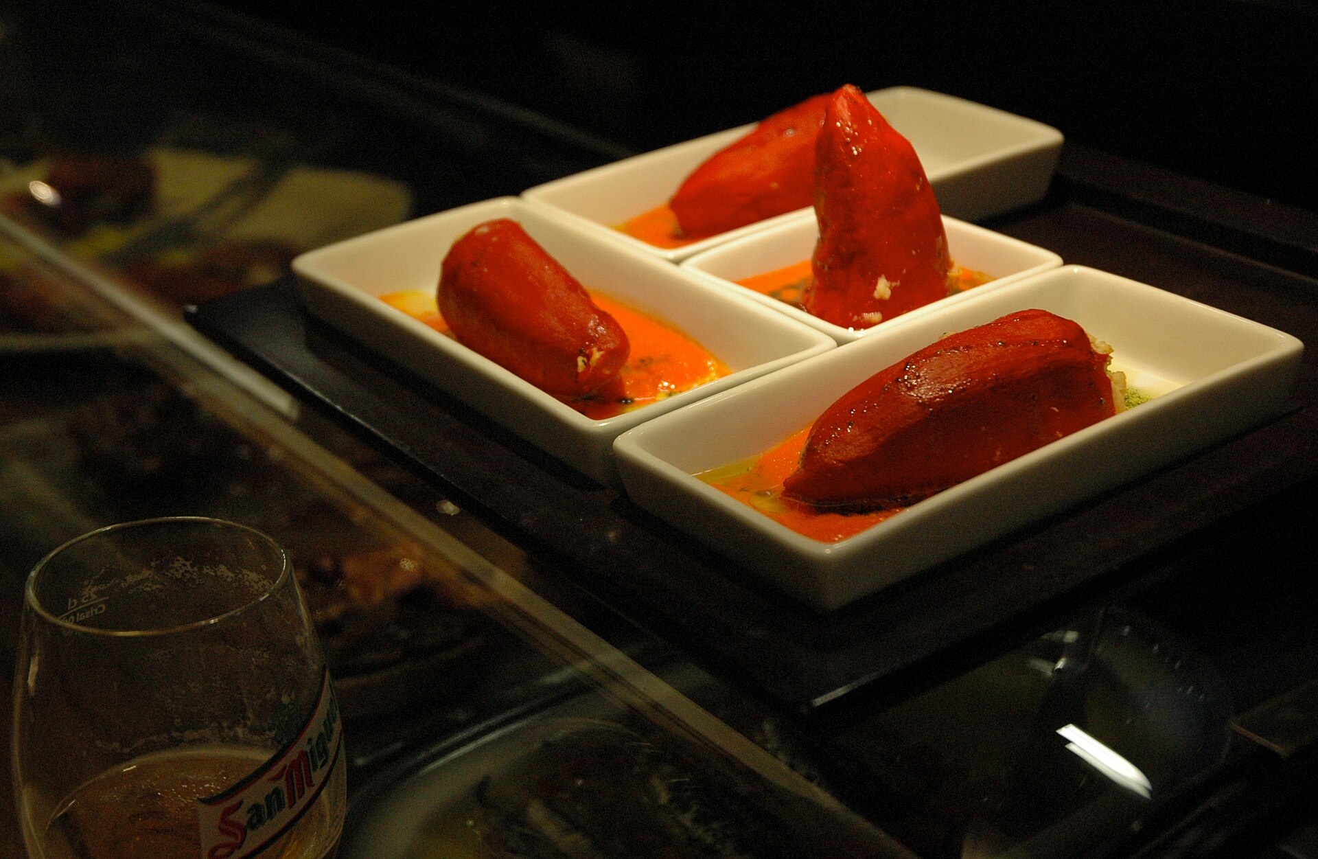 Pintxos de pimiento del piquillo en una barra