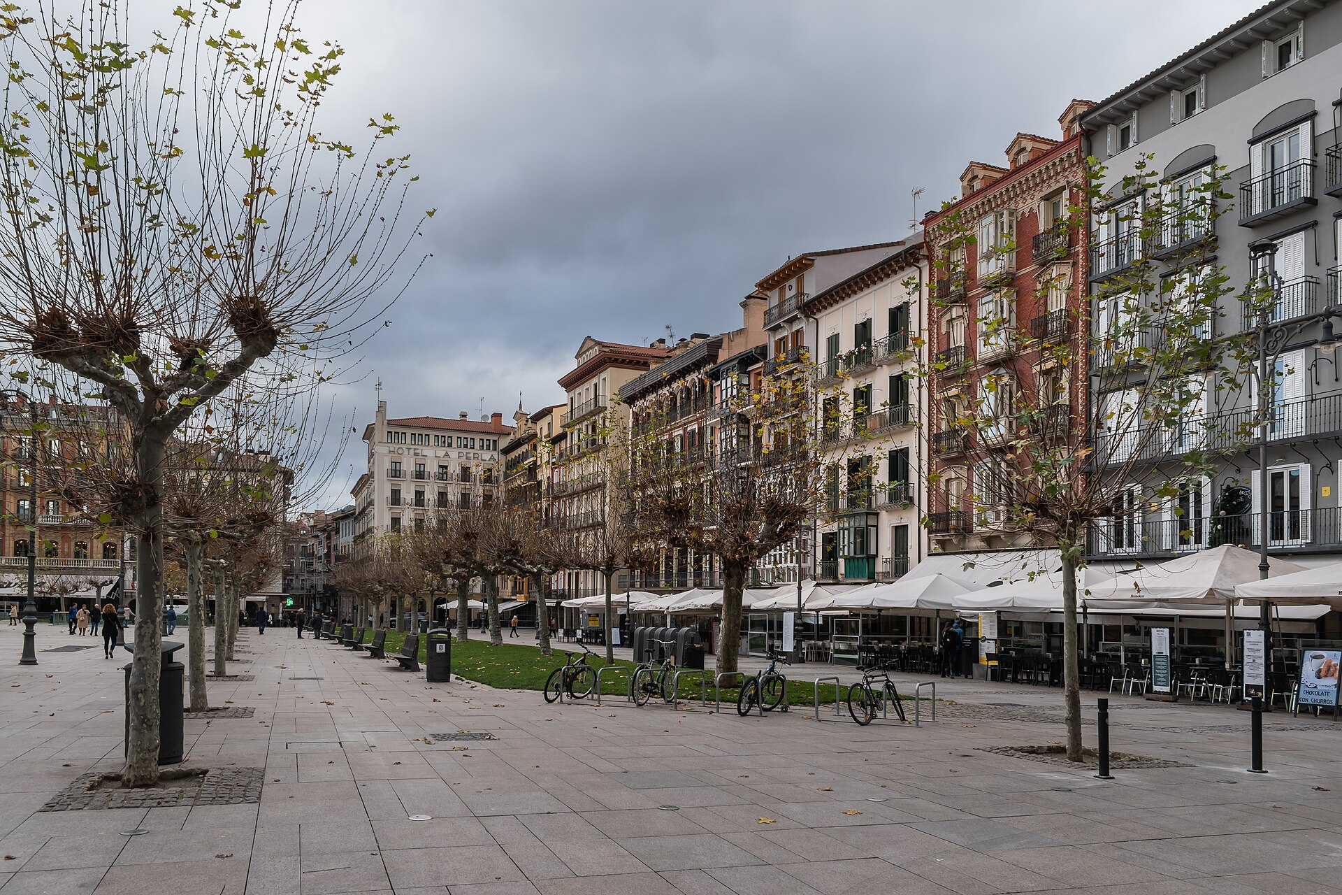 Plaza del Castillo de Pamplona con sus terrazas y edificios