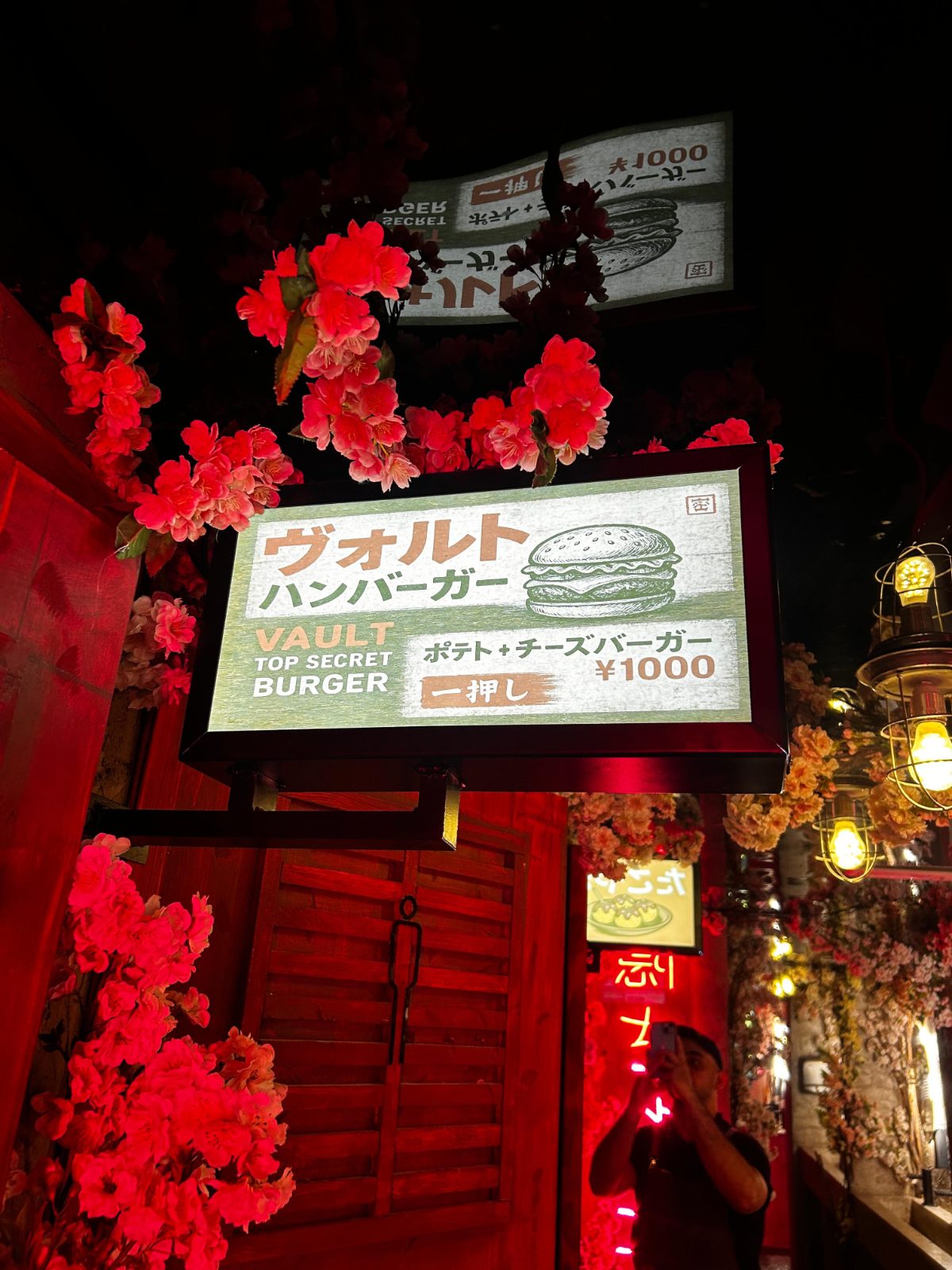 Rincón de Vault decorado con flores rojas y carteles en japonés