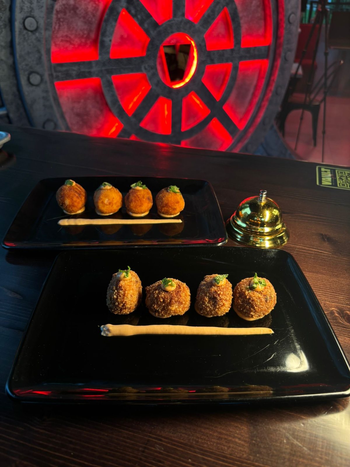 Entrantes servidos en Vault Top Secret Burgers