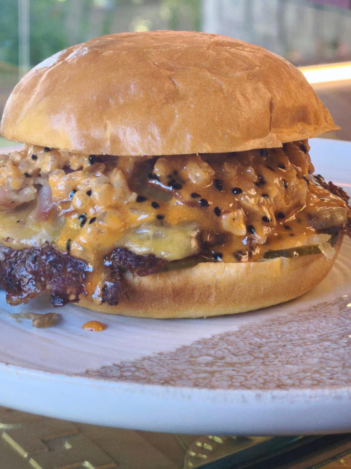 Hamburguesa smash de Vault Top Secret Burgers con queso fundido y salsa