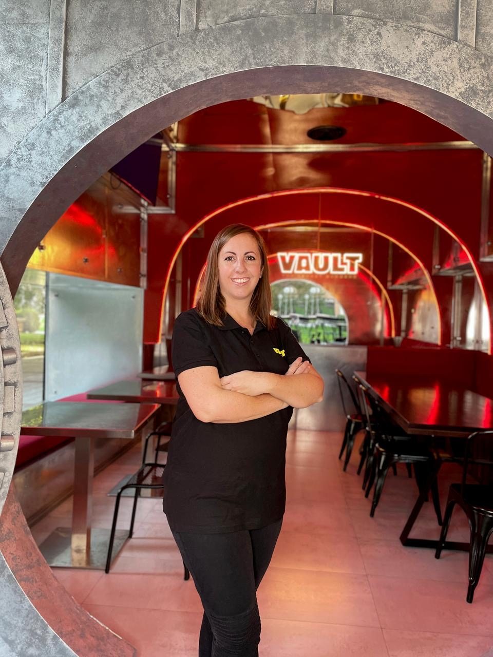 Idoia Sada, cofundadora de Vault Top Secret Burgers, en el interior del restaurante